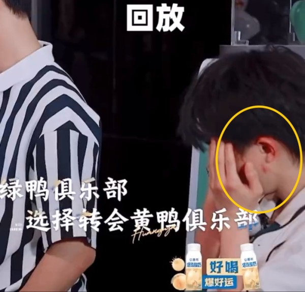 粉丝发出的回放截图里，周深脸上疑似有伤痕