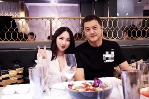 50岁李亚鹏照片发福太多，脸上皱纹明显，没有其他男明星保养得好