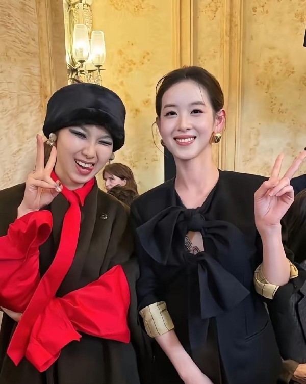 能接受章泽天 32 岁、当妈，却忍不了她现在比 18 岁还惊艳！巴黎时装周状态封神，颜值气质直接逆生长