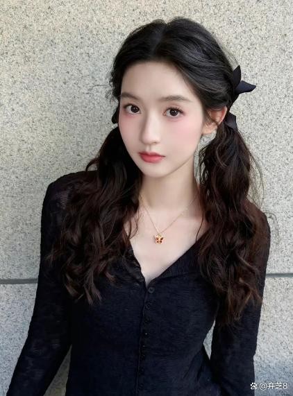 王玉雯路人合影生图屡屡出圈，明星与素人间的壁垒，源于舞蹈功底、长期体态管理、镜头表现力与角色气质的综合叠加