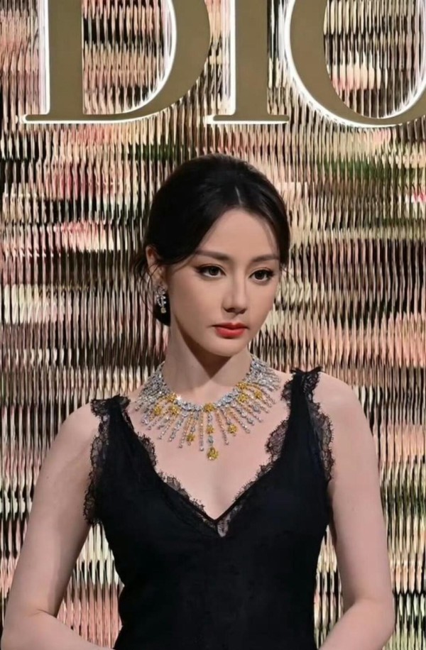 迪丽热巴迪奥活动直拍刷屏！黑裙配千万珠宝，生图比精修还绝