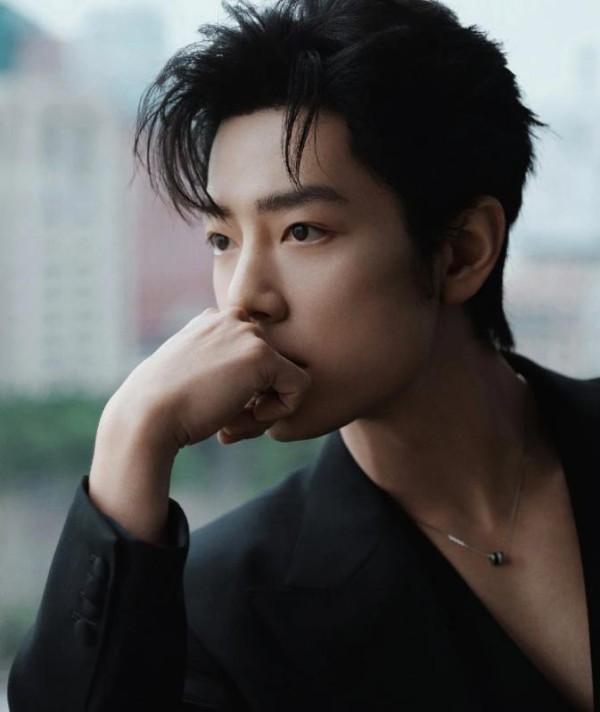 肖战现身上海发布会！穿深V西装露清晰胸线，站C位生图怼脸零瑕疵