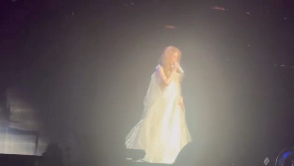 张靓颖演唱会自曝医美“翻车”，高情商自嘲化解危机获赞