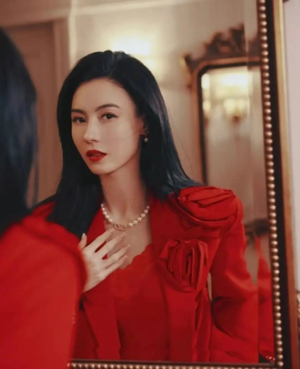 张柏芝红玫瑰大片绝了！40+姐姐美到骨子里