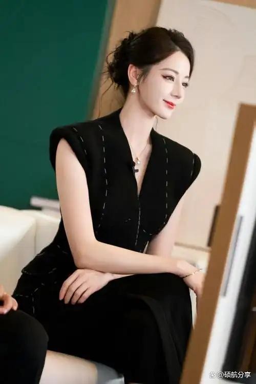 热巴缺席《开始推理吧4》：粉丝分裂反应暴露娱乐圈残酷现实