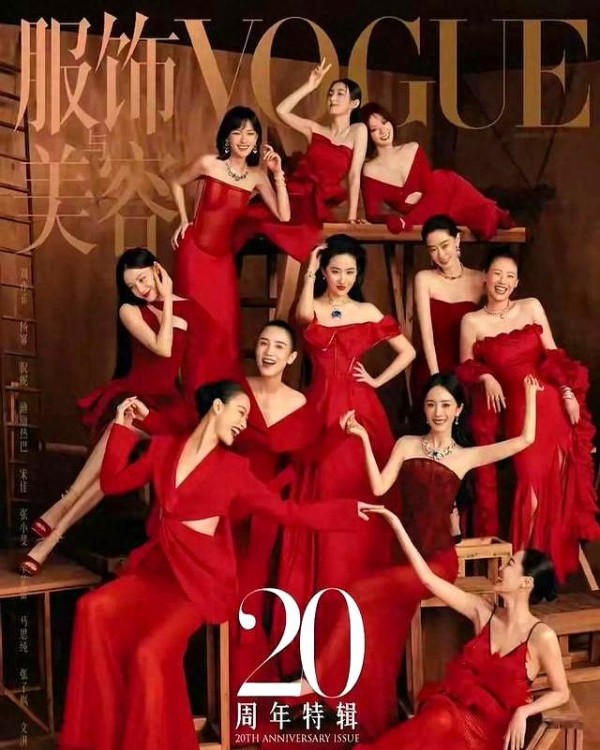 杨幂张小斐和刘冲聚餐。俩人同学情谊超20年，早年合影曝真实关系