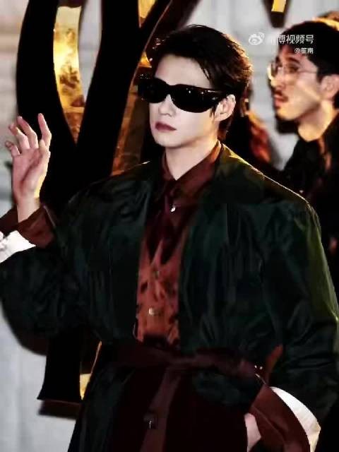 魏大勋墨镜领带长风衣造型展现男明星魅力