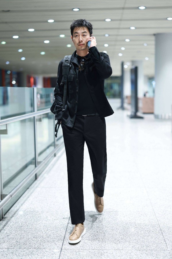 男星机场穿搭翻车！花裤衩配拖鞋被骂像路人，高奢混搭却惊艳全网