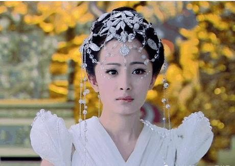 从小配角到女主再到老板，杨幂堪称娱乐圈“进阶打怪升级”典范！