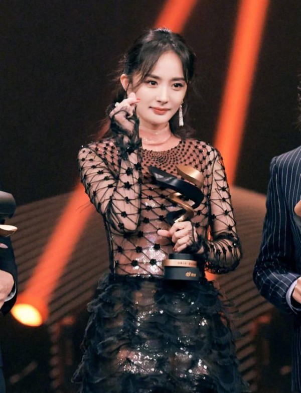 从小配角到女主再到老板，杨幂堪称娱乐圈“进阶打怪升级”典范！