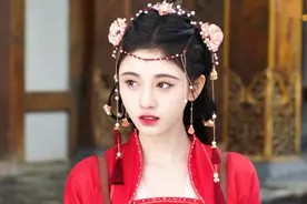 同样是头上挂满珠子链子，有人成了经典，有人却被疯狂“打脸”图片