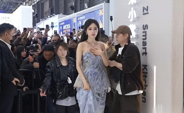 杨幂礼服捂领口亮相，现场动作引网友热议，这一幕到底有何看头？