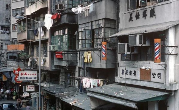 向华胜：用80万赌局撬动港片黄金时代，幕后算盘手如何操盘？