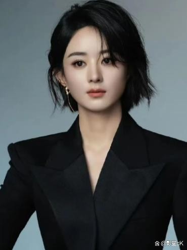 别信演员沉淀的说法，赵丽颖这半年憋出王炸，拿下央视2025开年大戏《九重天》女一，并非镶边女主，而是闽南琉璃寨的核心主角