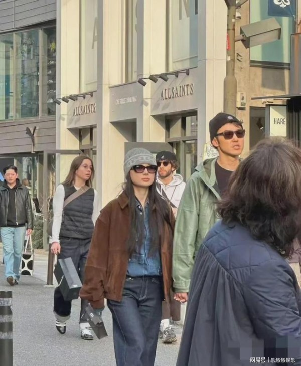 阮经天和小女友逛街被偶遇，女友是模特身材很好，但竟然是大方脸