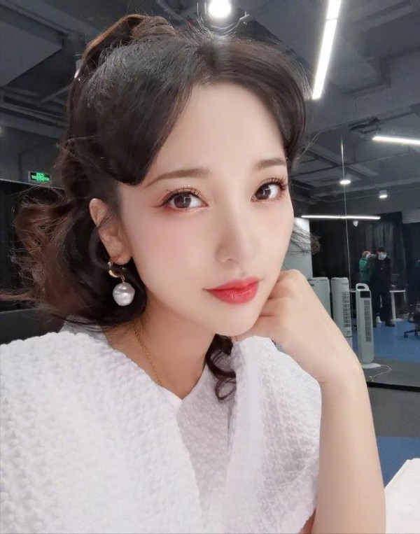 曝歌手金莎确诊新冠，为内地首位确诊明星，工作人员发声回应