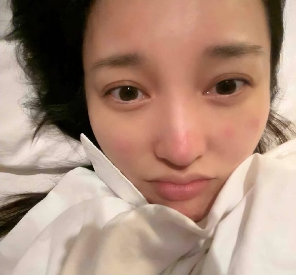 曝歌手金莎确诊新冠，为内地首位确诊明星，工作人员发声回应