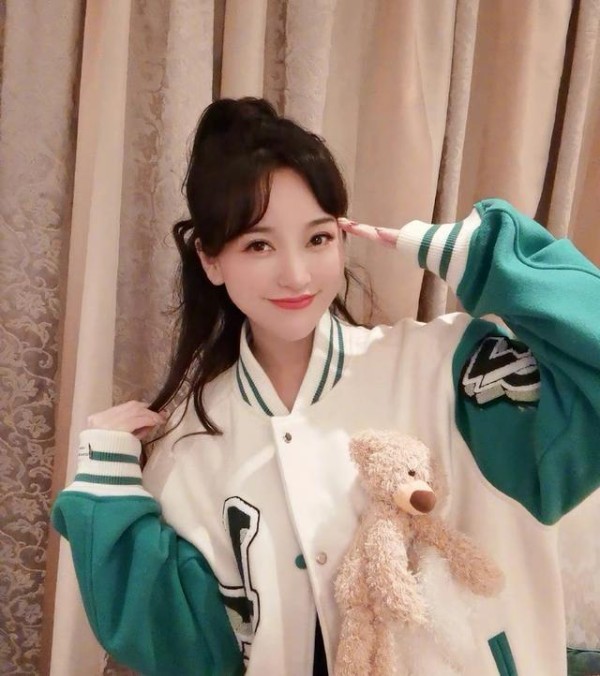 曝歌手金莎确诊新冠，为内地首位确诊明星，工作人员发声回应