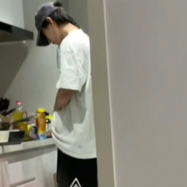 短剧演员张翅直播回应早年邀粉丝聚餐争议