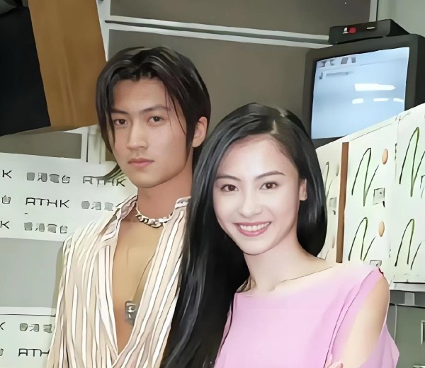 娱乐圈世纪大瓜！谢贤前女友直播爆猛料：锋芝婚姻竟是赌气，真相直指王菲