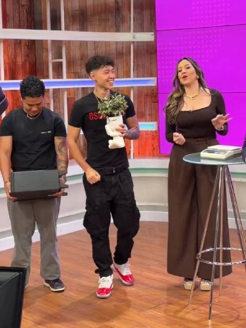 海外华人穿红色康扣展旺盛生命力