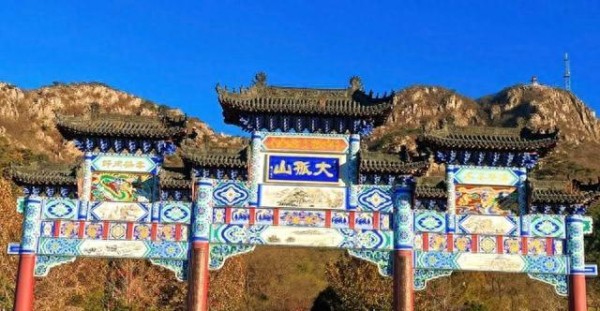 明星挤爆大孤山，“抱抱树”真能转运？