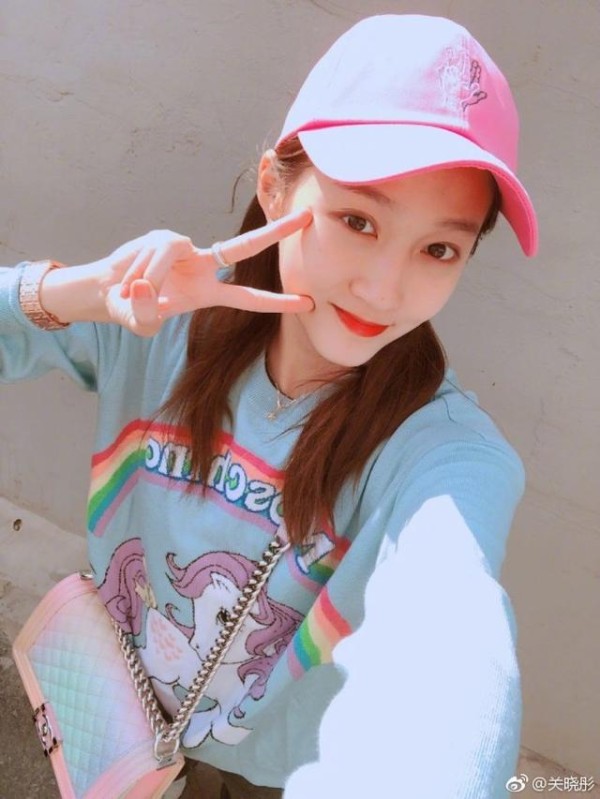 网友只看关晓彤在车内晒美照，却忽略了她坐的是一辆“百万座驾”-有驾