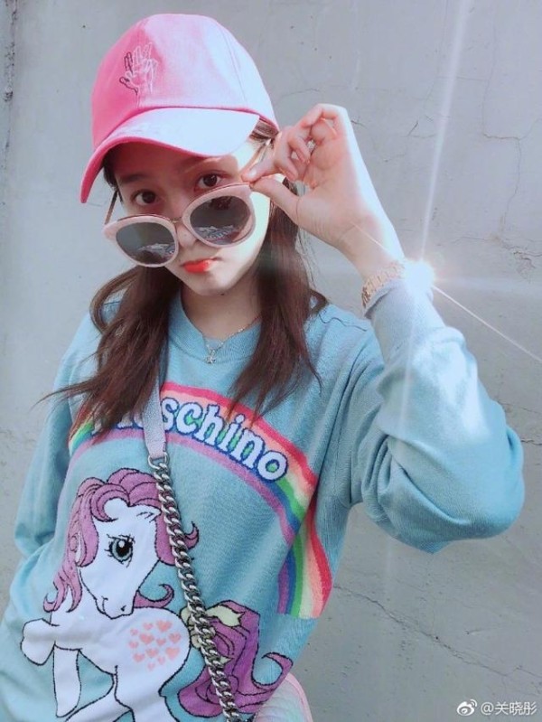 网友只看关晓彤在车内晒美照，却忽略了她坐的是一辆“百万座驾”-有驾