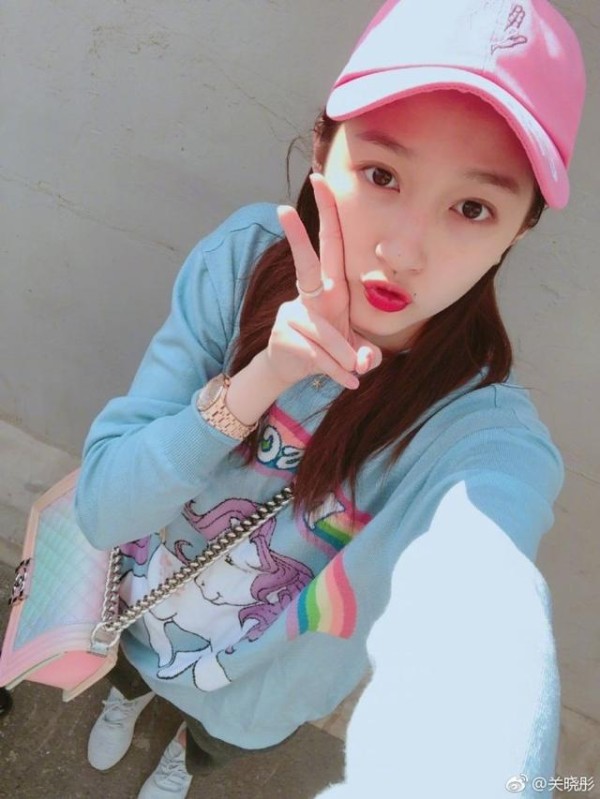 网友只看关晓彤在车内晒美照，却忽略了她坐的是一辆“百万座驾”-有驾