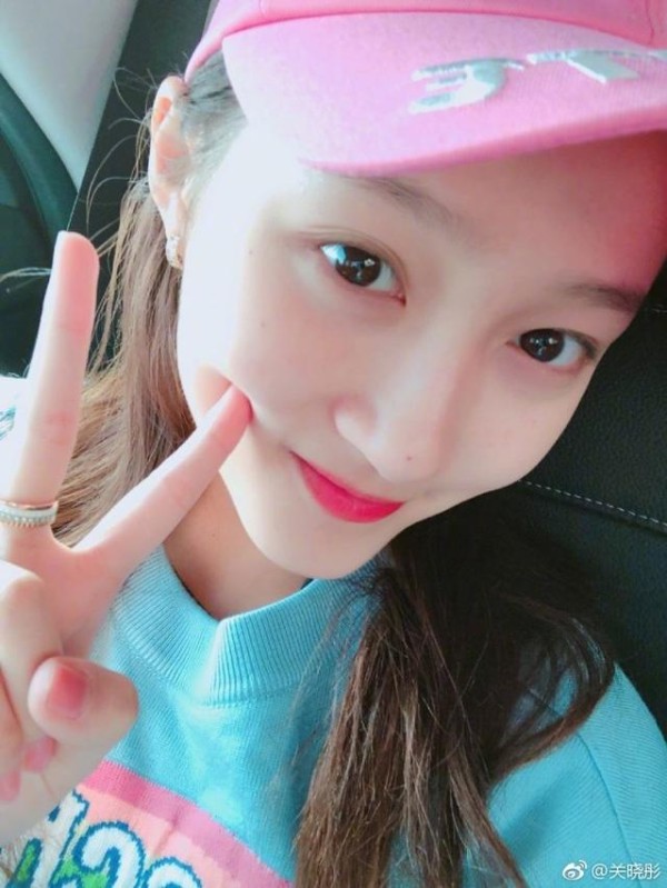 网友只看关晓彤在车内晒美照，却忽略了她坐的是一辆“百万座驾”-有驾