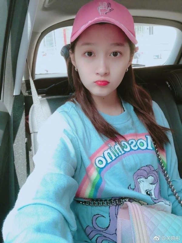 网友只看关晓彤在车内晒美照，却忽略了她坐的是一辆“百万座驾”-有驾