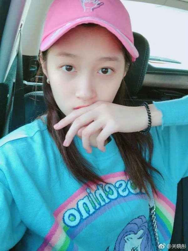 网友只看关晓彤在车内晒美照，却忽略了她坐的是一辆“百万座驾”-有驾