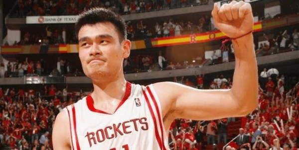 NBA季前赛中国赛大伽们全来了，有文艺界成龙大哥梁朝伟刘嘉玲带来星光闪耀，也有体育界高手齐聚，场面热闹非凡引发热议