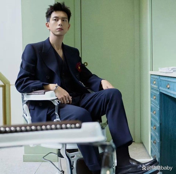 李现Prada大秀G社生图封神！“硬帅风暴”席卷时尚圈