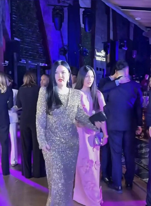 落幕jiejie～：哈尔滨萧邦晚宴真替李湘是不是要尴尬死了！

镜头里的李湘，一身亮片长裙裹着身，步子迈得挺稳，可眉眼间那股子不自在，明眼人一眼就能瞅见。这场晚宴云集了各路时尚圈、名流圈的人物，她的造型和气场，愣是没融进周遭的氛围里。

萧邦晚宴本就是讲究精致与格调的场合，看看现场其他嘉宾，要么是简约高级的高定礼服，要么是贴合身形的轻奢穿搭，每一处细节都透着用心。李湘的亮片裙倒是抢眼，却少了与场合...