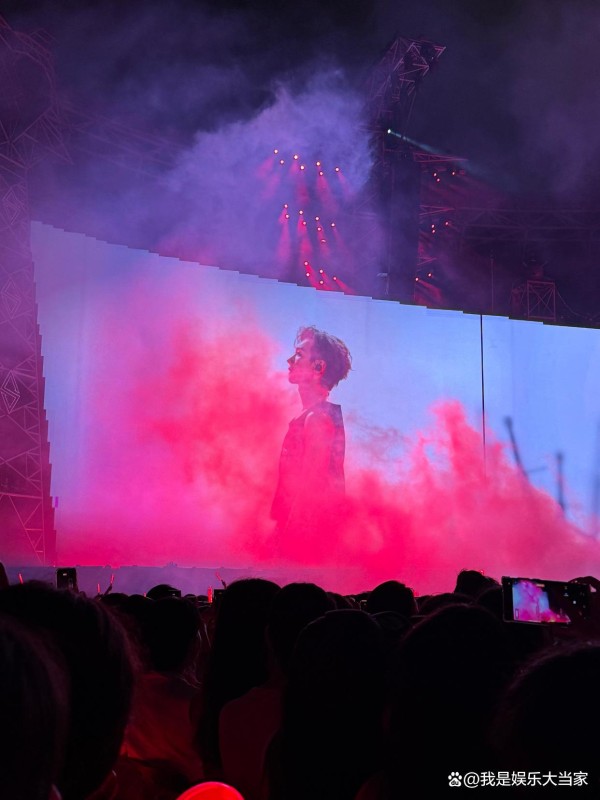 汪苏泷演唱会“周杰伦来了”乌龙：谣言消散处的明星智慧与粉丝爱