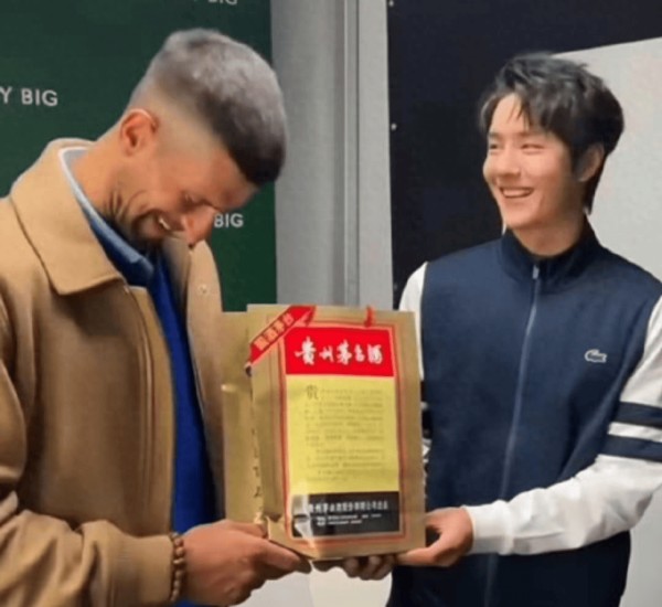 王一博打破偏见的社交达人，与友人共绘美好画卷