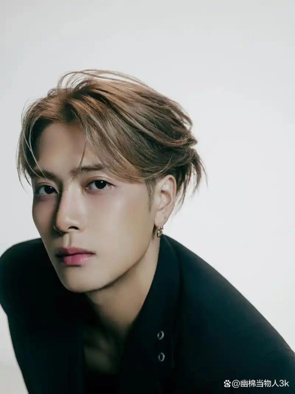 王嘉尔这张嘴是真敢说。娱记灵魂拷问,身材好的女生坐旁边会动心吗?他直言不会但会看一眼,让记者十分意外