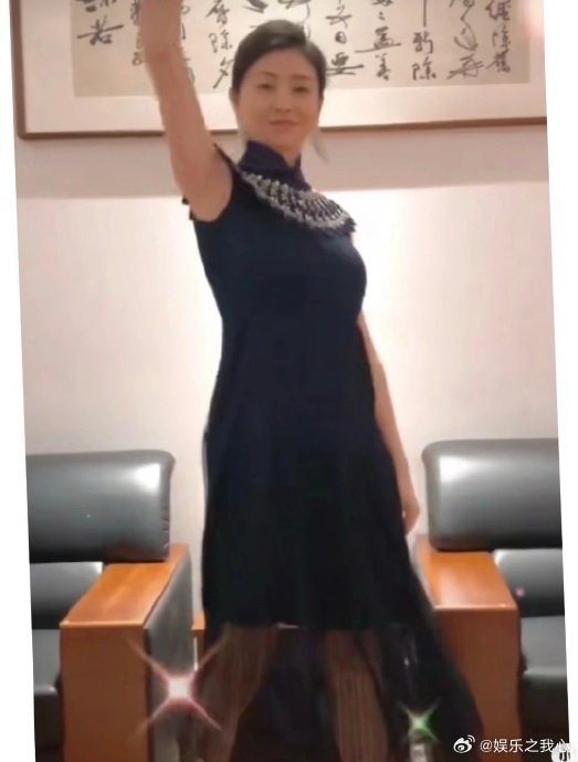 #眉姐姐来卖丑衣服了#家人们，最近娱乐圈又有个事儿引发了大家的热议，那就是 “眉姐姐” 竟然来卖丑衣服了！这里说的 “眉姐姐”，就是《甄嬛传》里那个端庄温婉、气质出众的沈眉庄，扮演者斓曦。当这样一位深入人心的角色扮演者开始卖起那些让人觉得 “丑” 的衣服时，这背后的故事可就值得我们好好 ​