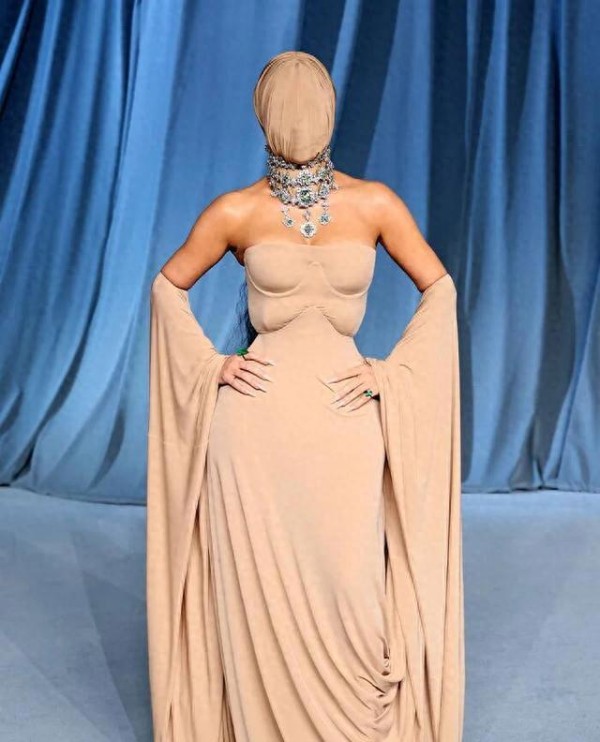 无法理解但深受震撼！十五位明星的红毯造型，引网友纷纷困惑