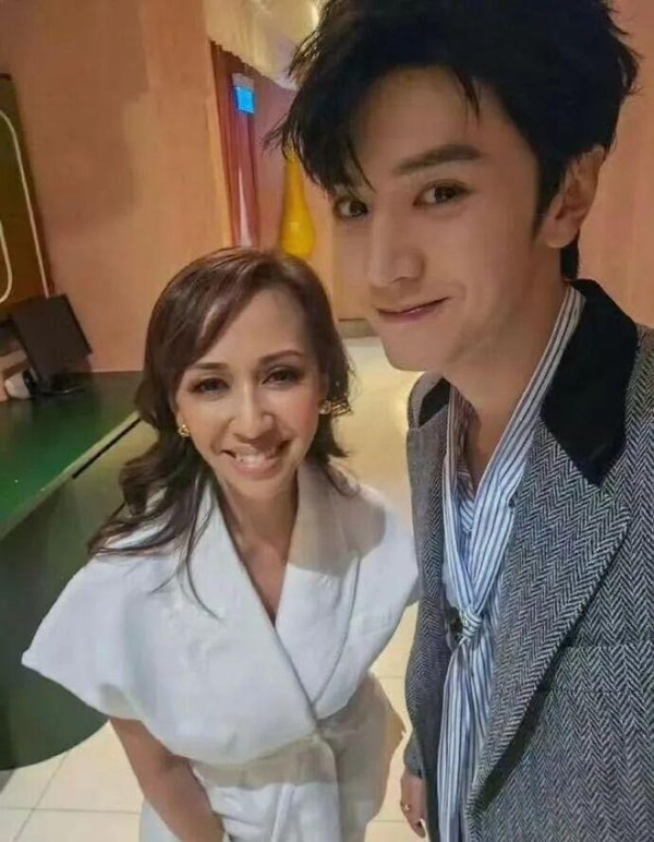 马来西亚公主晒与陈哲远合照曝光，网友纷纷调侃：“这才是跨国追星天花板！”