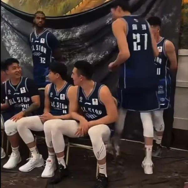 有梗！周琦参与北区全明星合照被调侃“脓包”反击：我不是 赵睿才是