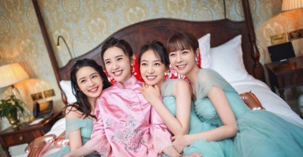 9月5日内娱艺人抢金九刊封面，被称伴娘大合照引争议，刘冲审美遭质疑，刘亦菲稳居C位，宋佳倪妮位置引讨论