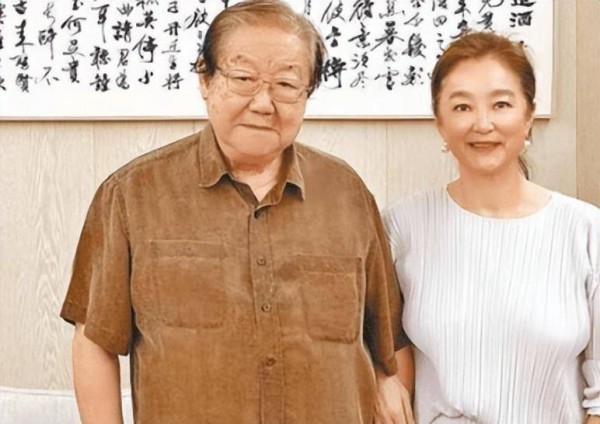 68岁林青霞和异性亲密合照，不穿内衣惹争议，被网友吐槽又胖又垂