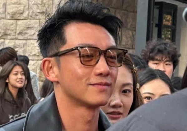 郑恺三度修图惹争议，明星聚餐细节全曝光，这场合影背后的真实关系你看懂了吗