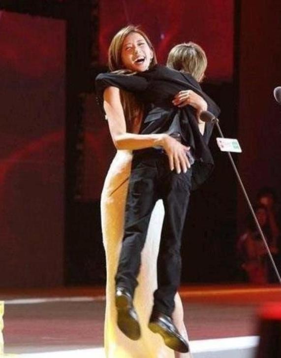 娱乐圈无比尴尬的几张合影，修图大师都难以拯救