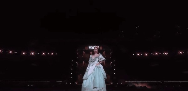 明星合照风波起！钟楚曦惹众怒被喊退圈，究竟为何不让位？