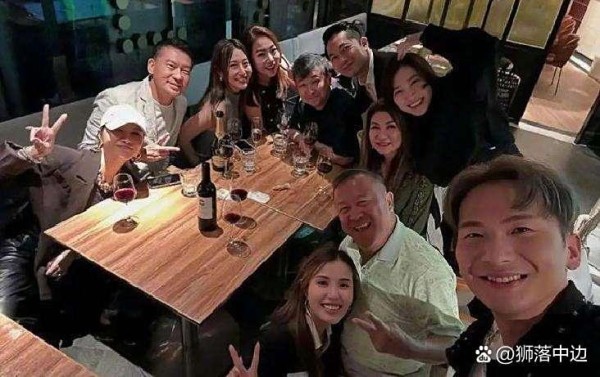 邓凯文和曾志伟的一张合影在网上炸...@狮落中边的动态