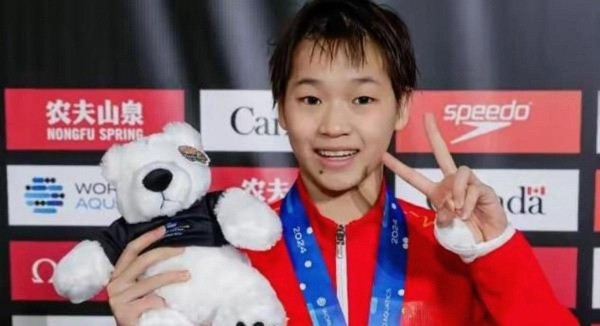 15届全运会名场面合照首次曝光，全红婵被三位奥运冠军联手托举各显辛苦，陈艾森表情最无奈