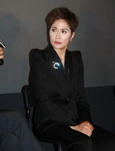 TVB花旦情路再起波澜？60岁前屡遇坎坷，被曝与同性密友关系亲密，这段纠葛能走多远？